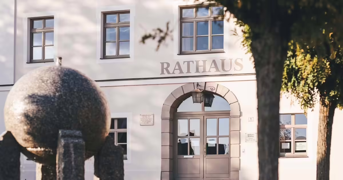 22.08.2024
Ehrenamtliche Hornissen- und Biberberater für den Landkreis Regensburg gesucht
Engagierte, die im Bereich Arten- und Naturschutz tätig sein möchten, können sich bis 31. Oktober 2024 bewerben: Das Landratsamt Regensburg sucht ehrenamtliche Hornissen- und Biberberater...