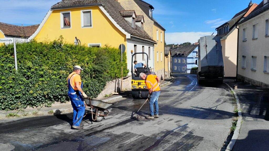 Sanierung der Angerpointstraße in Windischeschenbach: Kurzfristige Ausbesserungsmaßnahmen für bessere Befahrbarkeit