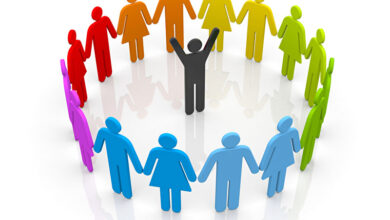 Dieses Bild zeigt einen Kreis von Menschen und in der Mitte steht ein einzelner Mensch.