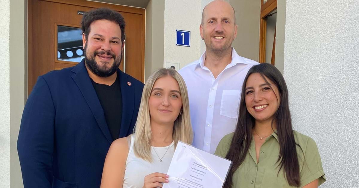 02.10.2024
Emily Engelbrecht beendet erfolgreich Ausbildung!
Unsere erste Auszubildende im Rathaus Thalmassing, Emily Engelbrecht, konnte im August erfolgreich ihre Ausbildung zur Verwaltungsfachangestellten beenden und das Ausbildungszeugnis in den Händen halten.