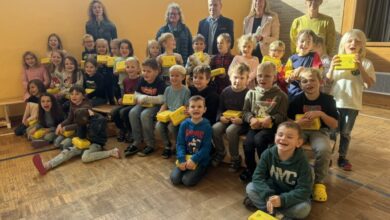 Erstklässler erhalten Bio-Brotboxen der Öko-Modellregion Steinwald