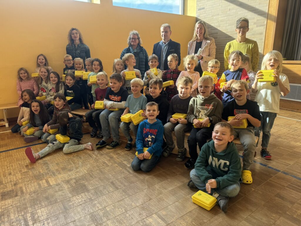 Erstklässler erhalten Bio-Brotboxen der Öko-Modellregion Steinwald