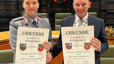 22.10.2024Feierlicher Empfang
					
							Stadt und Panzerartilleriebataillon 375 besiegeln Patenschaft
						
					weiterlesen