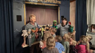 Saisonauftakt in der Edeldorfer Puppenbühne: Der kleine Drache Wendelin schnaubt über Hermanns Puppenbühne